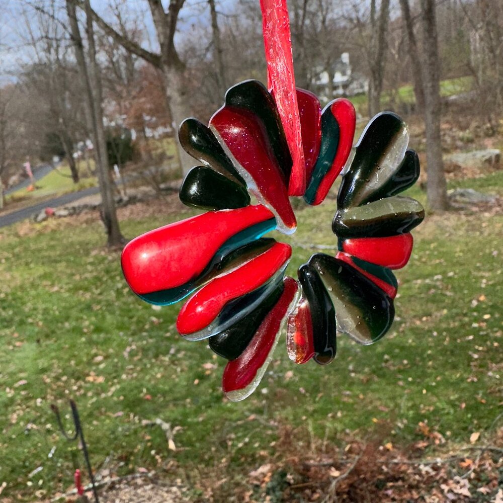 #9308 RED CLEAR BLACK WREATH ORNAMENT / WINDOW SUNCATCHER